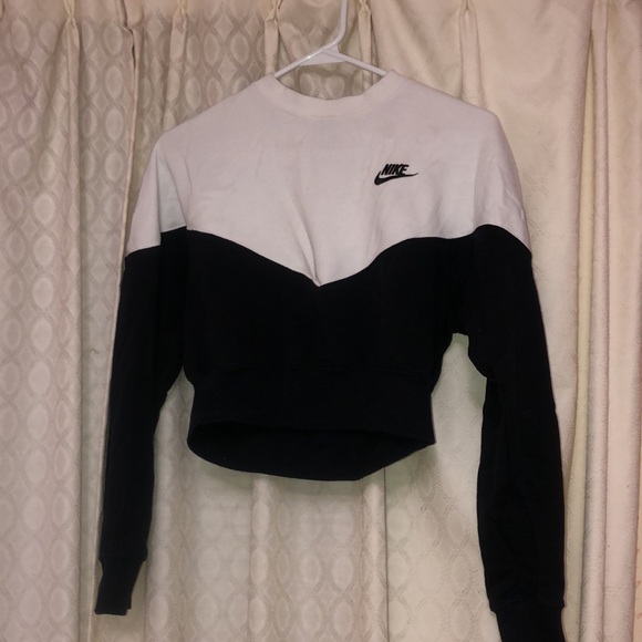 Nike Tops - Nike cropped sweatshirt